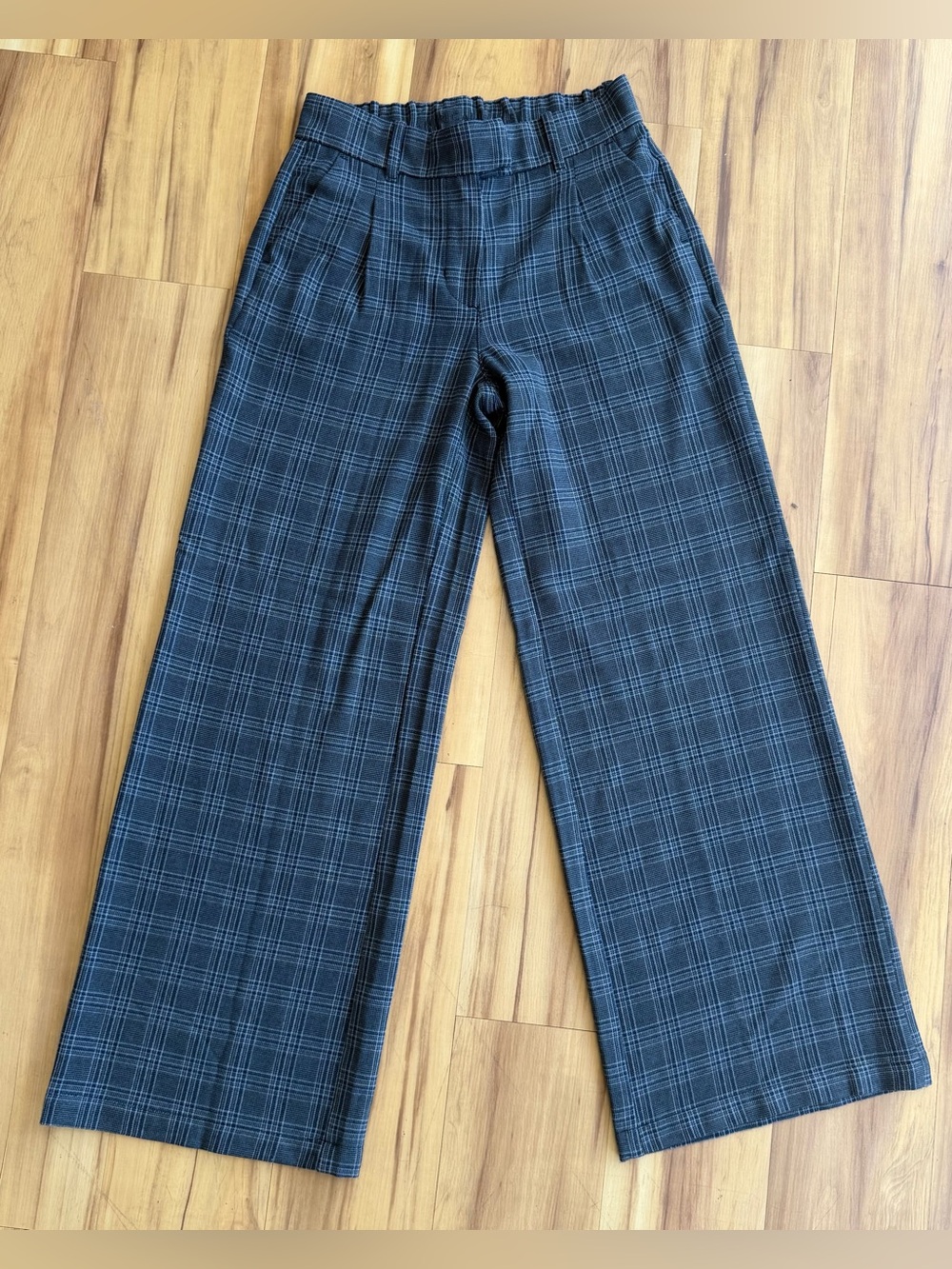 142: American Eagle Outfitters Black & Gray Wide-Leg Plaid Trousers - 0/28